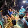 Tim medis mengambil alih perawatan salah satu pria yang diekstraksi (Thailand Rescue Diver)