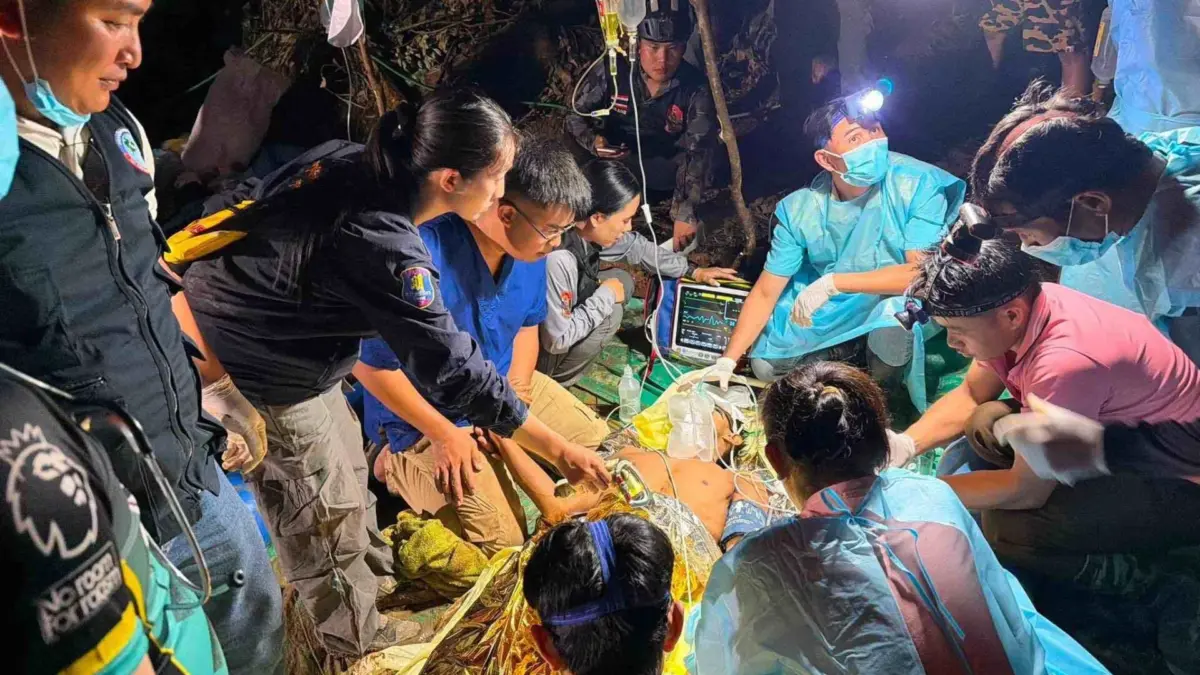 Tim medis mengambil alih perawatan salah satu pria yang diekstraksi (Thailand Rescue Diver)
