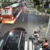 OTK-16 hendak menyebrang jalan. Di sebelahnya ada OTK-5. (Sumber: Tangkapan Layar CCTV sebrang YLBHI).