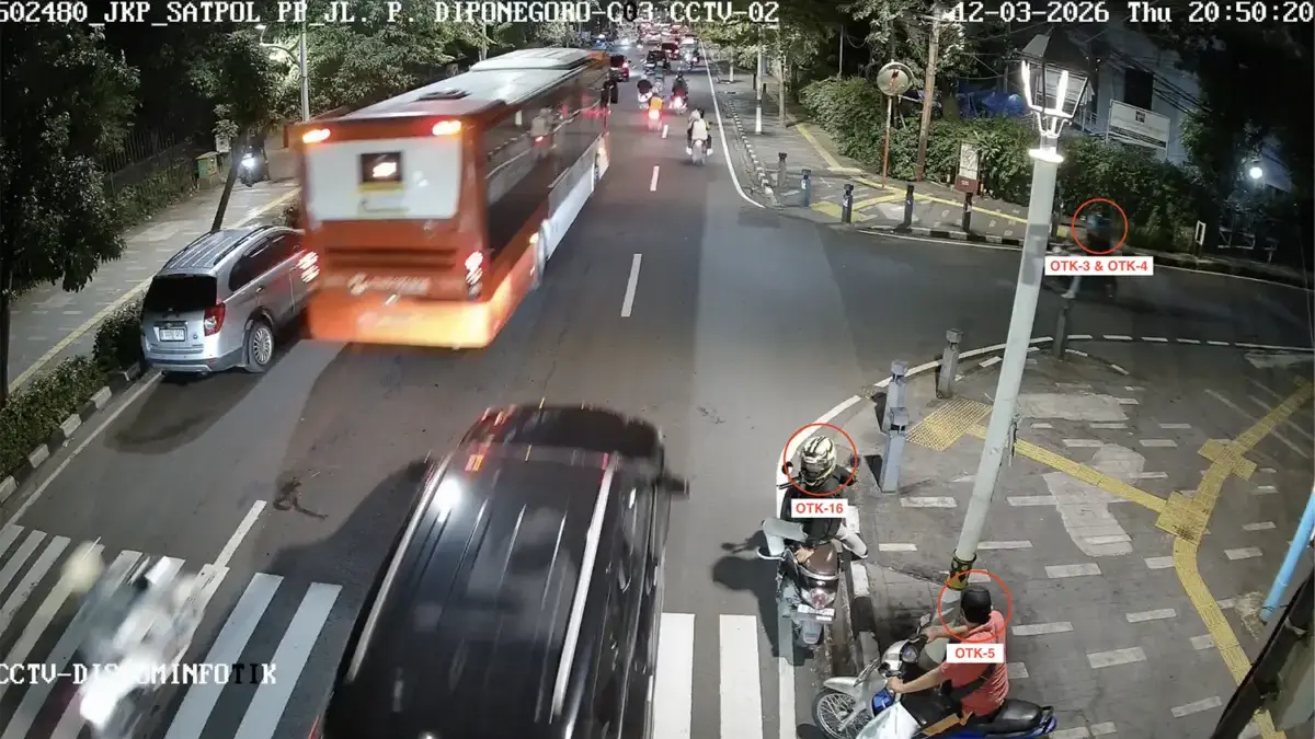 OTK-16 hendak menyebrang jalan. Di sebelahnya ada OTK-5. (Sumber: Tangkapan Layar CCTV sebrang YLBHI).