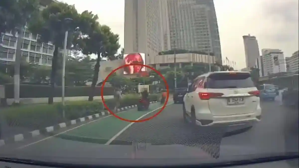 Detik-detik aksi penjambretan yang menimpa seorang warga negara asing (WNA) asal Italia di kawasan Bundaran Ho
