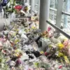 Warga berdoa dan bawa bunga di Stasiun Bekasi Timur