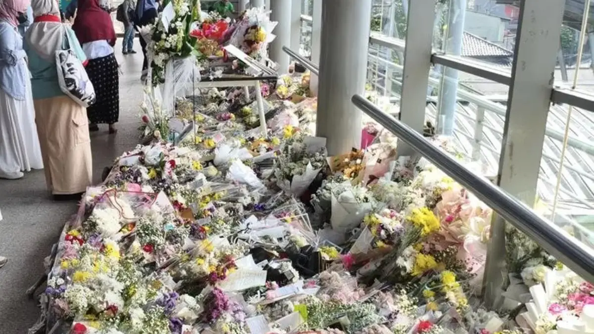 Warga berdoa dan bawa bunga di Stasiun Bekasi Timur