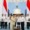 Komisi Percepatan Reformasi Polri menyerahkan 10 buku berisi rekomendasi kepada Prabowo Presiden, Selasa (5/5/