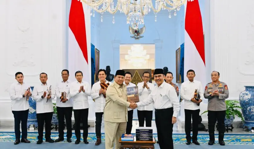 Komisi Percepatan Reformasi Polri menyerahkan 10 buku berisi rekomendasi kepada Prabowo Presiden, Selasa (5/5/