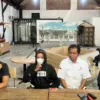 H (52 tahun), didampingi kuasa hukumnya, memberikan keterangan kepada awak media di Kota Semarang, Jawa Tengah