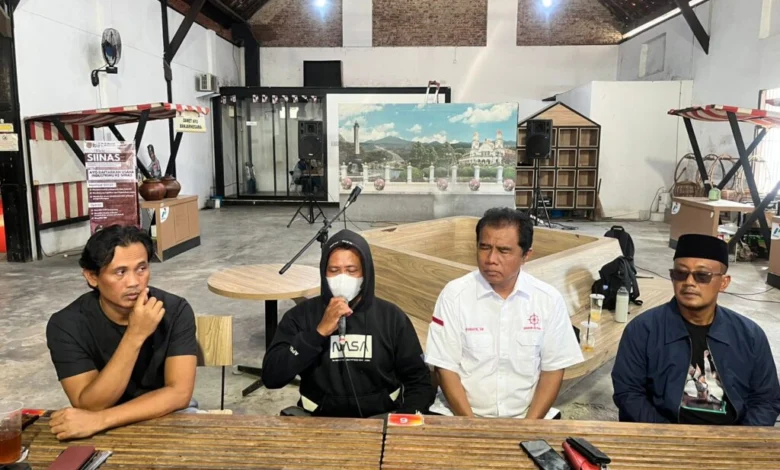 H (52 tahun), didampingi kuasa hukumnya, memberikan keterangan kepada awak media di Kota Semarang, Jawa Tengah