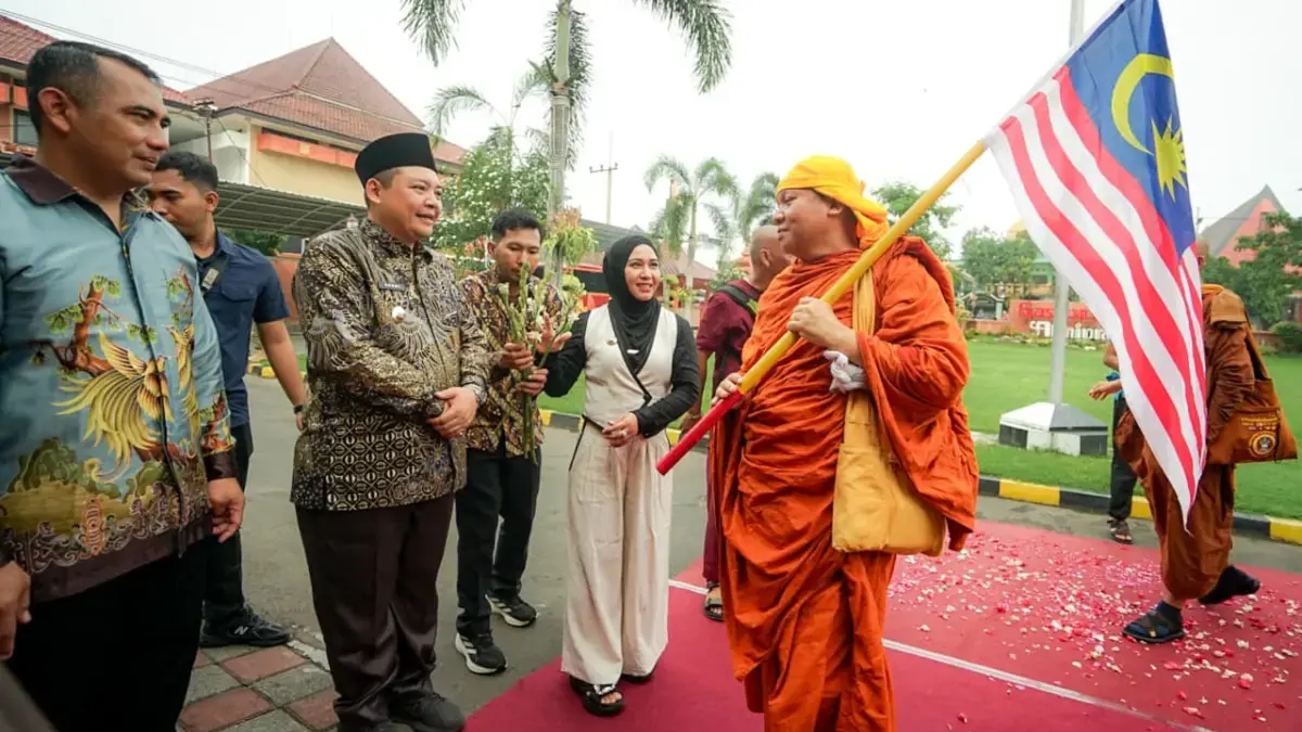 Sebanyak 57 Biksu Thudong dari Thailand, Malaysia, Laos, dan Indonesia singgah di Balai Kota Mojokerto dalam r