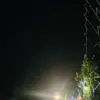 (Petugas sedang memperbaiki jaringan listrik di salah satu lokasi gangguan suplai. Foto: Antara/HO-Humas PLN)