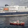 Sebuah perahu ambulans mendekati kapal MV Hondius pada 5 Mei. (Getty Images)