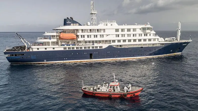 Sebuah perahu ambulans mendekati kapal MV Hondius pada 5 Mei. (Getty Images)