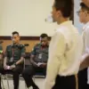 Terdakwa kasus dugaan penculikan dan pembunuhan kepala cabang (kacab) bank Serka Mochamad Nasir (kiri), Kopda