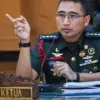 Hakim Ketua Kolonel Chk Fredy Ferdian Isnartanto memimpin sidang perdana kasus penyiraman air keras kepada akt