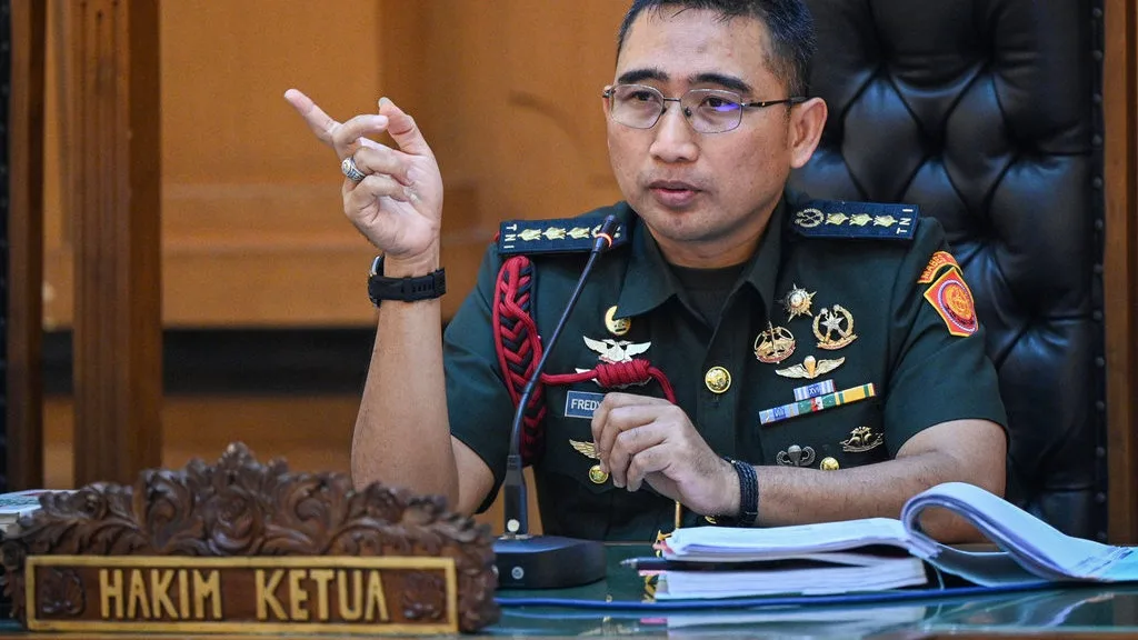 Hakim Ketua Kolonel Chk Fredy Ferdian Isnartanto memimpin sidang perdana kasus penyiraman air keras kepada akt