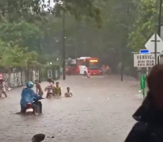 Banjir di Pesanggrahan sore ini (Tangkapan layar medsos)