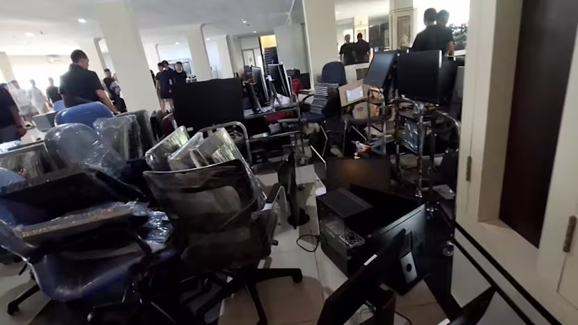 Petugas Kantor Imigrasi Batam menggerebek sindikat pusat