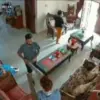 Momen lansia di Pekanbaru tewas usai dipukul berkali-kali oleh perampok terekam CCTV (tangkapan layar CCTV)