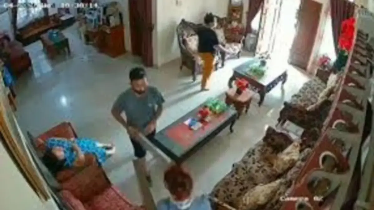 Momen lansia di Pekanbaru tewas usai dipukul berkali-kali oleh perampok terekam CCTV (tangkapan layar CCTV)