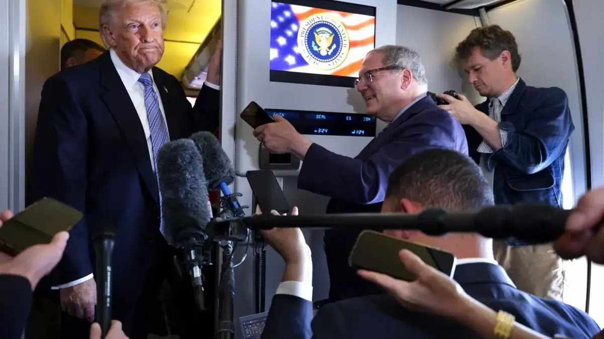 Presiden AS Donald Trump saat diwawancara wartawan dalam pesawat Air Force One usai lawatan dua hari ke China.