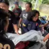 Aparat gabungan Polda Lampung membawa jasad Bahroni (23) terduga otak aksi curanmor sekaligus pelaku penembaka