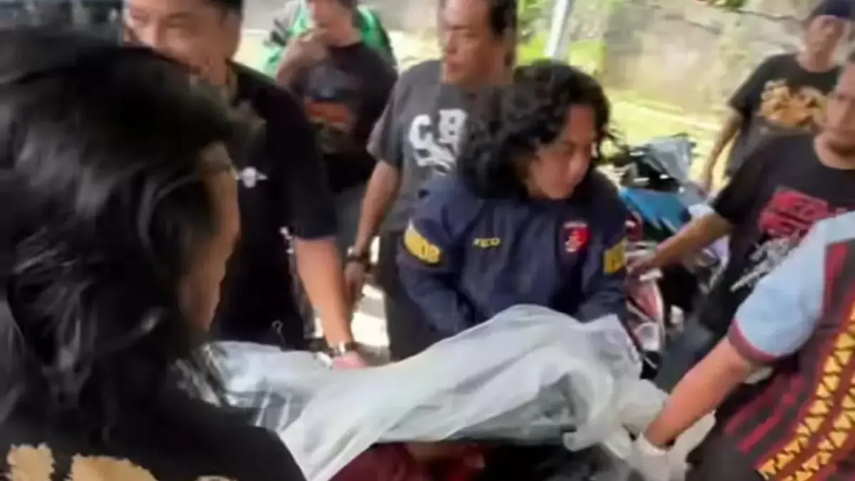 Aparat gabungan Polda Lampung membawa jasad Bahroni (23) terduga otak aksi curanmor sekaligus pelaku penembaka