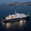Pemandangan umum kapal pesiar MV Hondius saat sedang berhenti (lego jangkar) di lepas pantai pelabuhan Praia,
