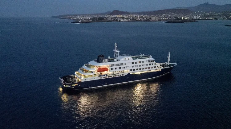 Pemandangan umum kapal pesiar MV Hondius saat sedang berhenti (lego jangkar) di lepas pantai pelabuhan Praia,