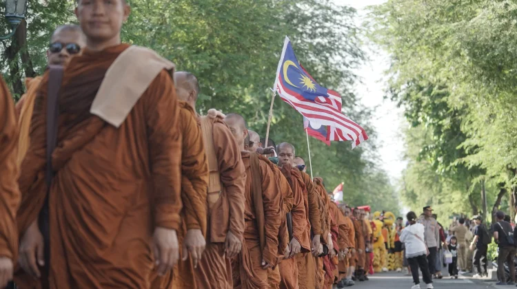 Perjalanan lintas pulau bertajuk Indonesia Walk for Peace (IWFP) 2026 yang dijalani rombongan Bhikkhu Sangha d