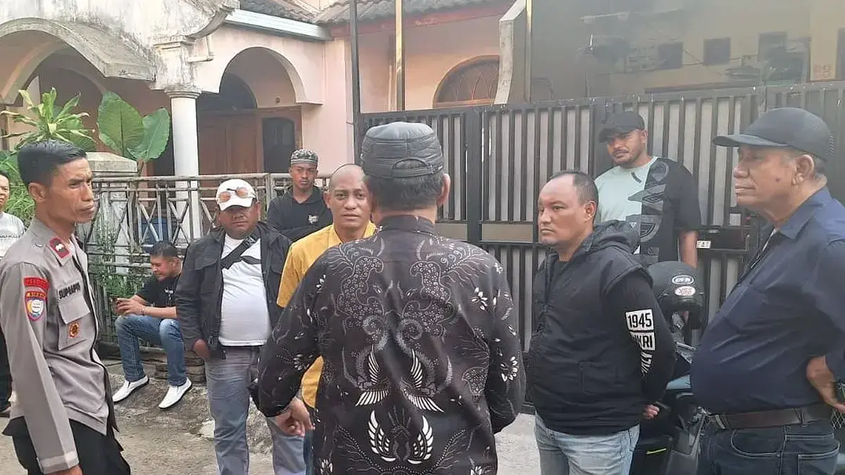 Anggota GRIB Jaya saat berada di kediaman Ahmad Bahar di wilayah Cimanggis