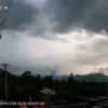 CCTV Gunung Dukono di Kabupaten Halmahera Utara, Maluku Utara, yang kembali mengalami erupsi pada Sabtu (9/5/2