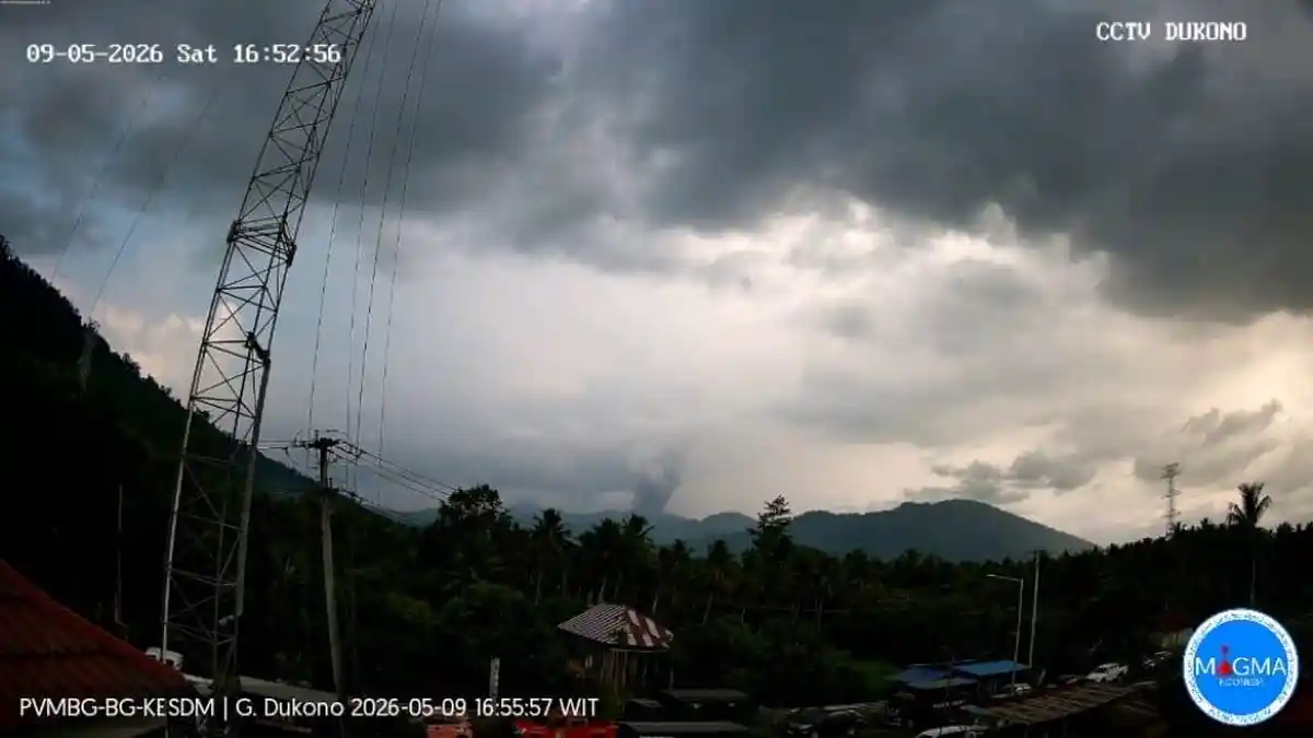 CCTV Gunung Dukono di Kabupaten Halmahera Utara, Maluku Utara, yang kembali mengalami erupsi pada Sabtu (9/5/2