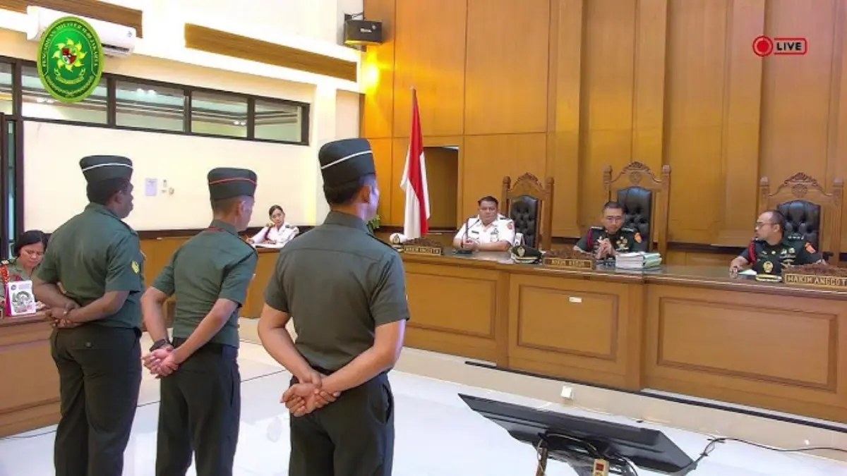Tiga prajurit TNI terdakwa kasus dugaan penculikan pembunuhan kacab bank di Jakarta Timur menjalani sidang pem