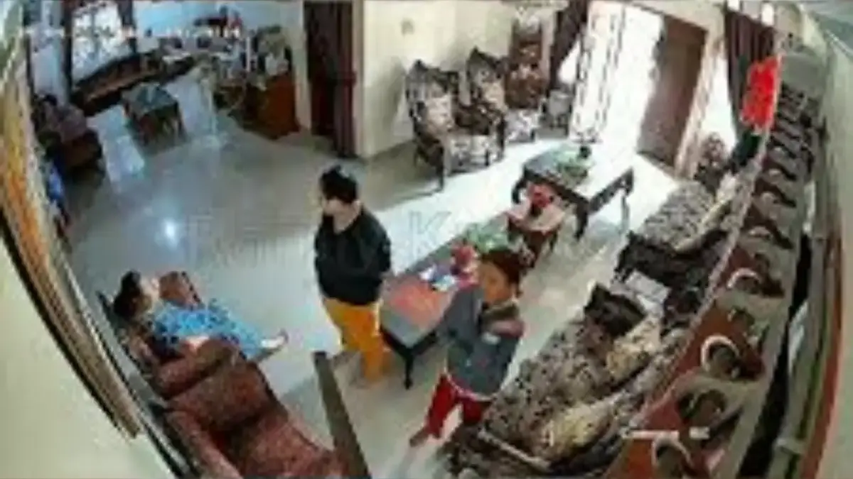 Momen lansia di Pekanbaru tewas usai dipukul berkali-kali oleh perampok terekam CCTV (tangkapan layar CCTV)