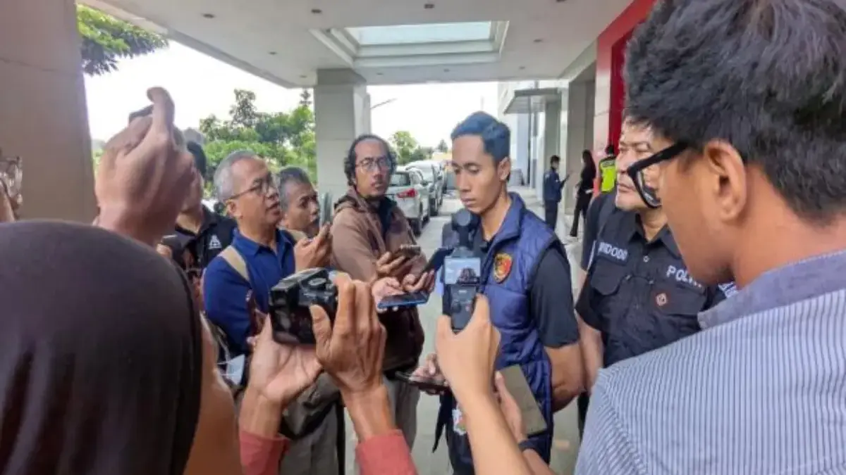 Misteri Sekeluarga Tewas di Temanggung, Ventilasi Tenda Ternyata Tertutup Kasat Reskrim Polres Temanggung Iptu Komang Mahendra Deputra memberikan keterangan kepada awak media soal kema