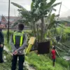 Mobil Avanza jatuh ke sawah usai tertabrak KA Argo Bromo Anggrek di perlintasan KA swadaya, jalan umum Tuko-Si