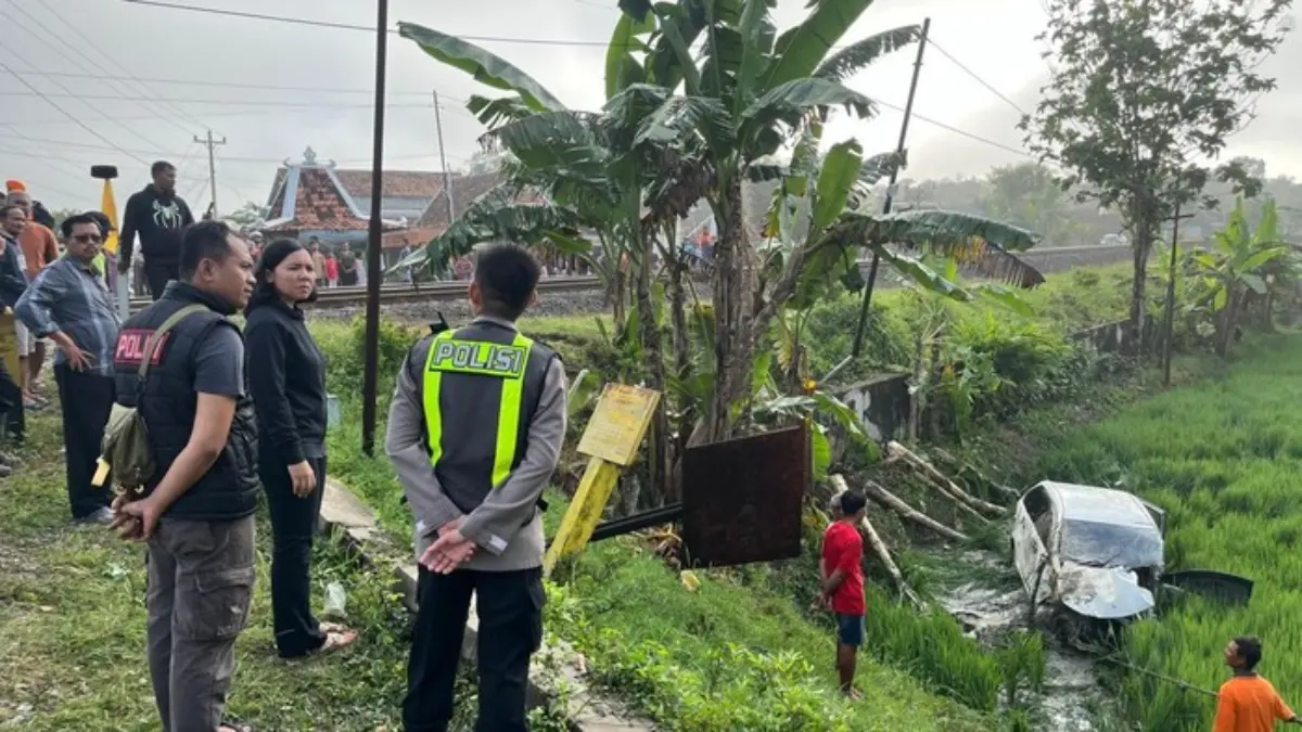 Mobil Avanza jatuh ke sawah usai tertabrak KA Argo Bromo Anggrek di perlintasan KA swadaya, jalan umum Tuko-Si