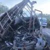 Kondisi bus ALS setelah terjadi tabrakan dengan truk tangki di Musi Rawas Utara, Sumatera Selatan, Rabu (6/5/2
