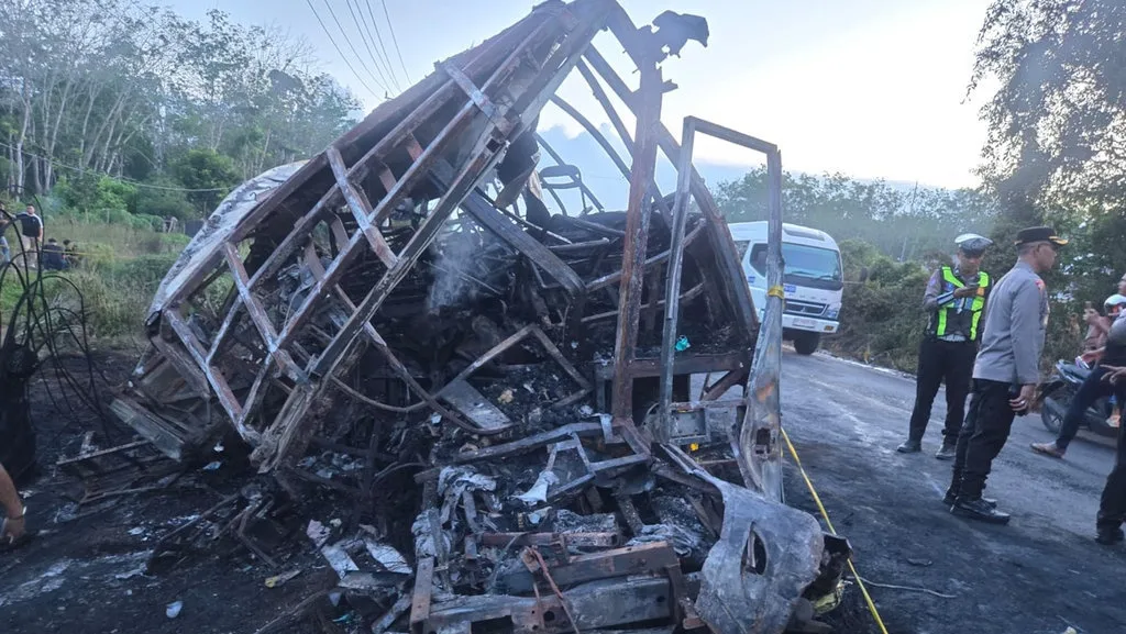 Kondisi bus ALS setelah terjadi tabrakan dengan truk tangki di Musi Rawas Utara, Sumatera Selatan, Rabu (6/5/2