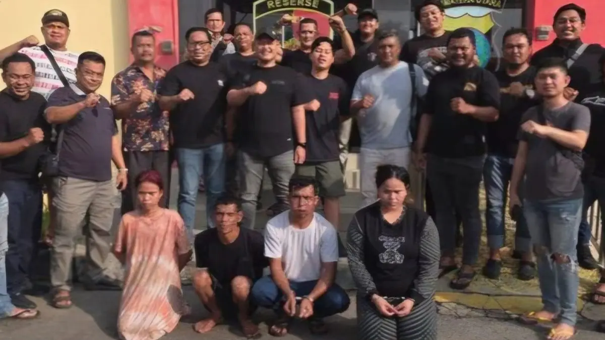 Kepolisian memamerkan empat pelaku pencurian hingga pembunuhan lansia di Rumbai, Pekanbaru, Riau. (IST)