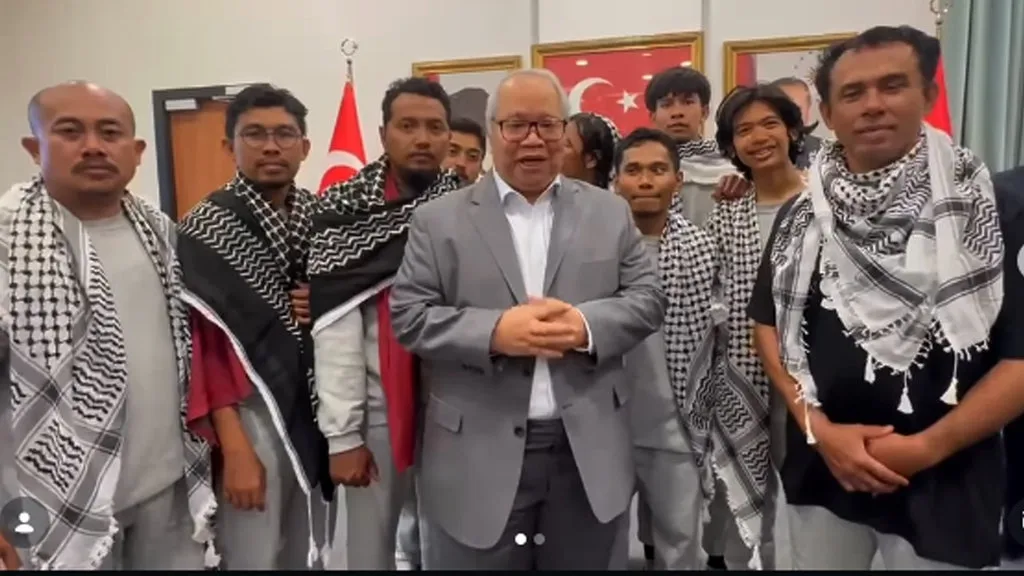 Konjen RI di Istanbul bersama dengan 9 relawan WNI yang tergabung dalam Global Sumud Flotilla 2.0. (Instagram/