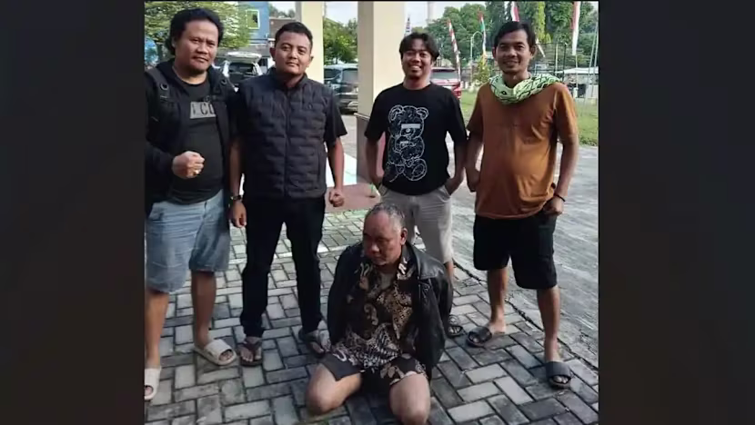 Polisi menangkap Ashari, tersangka kekerasan seksual terhadap santriwati di Pondok Pesantren Ndholo Kusumo, De
