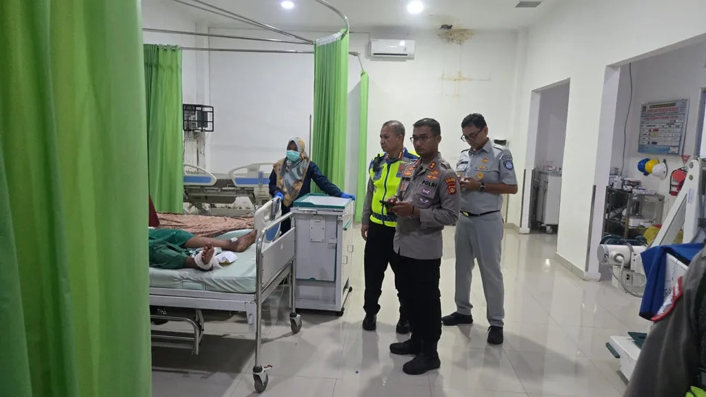 Tiga korban luka kecelakaan bus ALS menjalani perawatan di RS Siti Aisyah Lubuklinggau. (FOTO/Humas Polda Sums