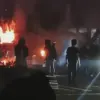 Massa berpakaian serba hitam membakar pos polisi saat May Day di Bandung