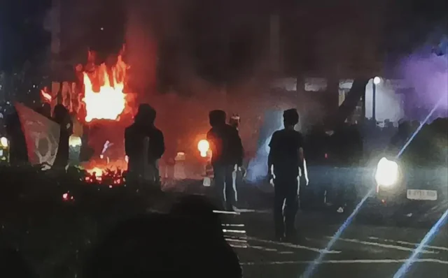 Massa berpakaian serba hitam membakar pos polisi saat May Day di Bandung
