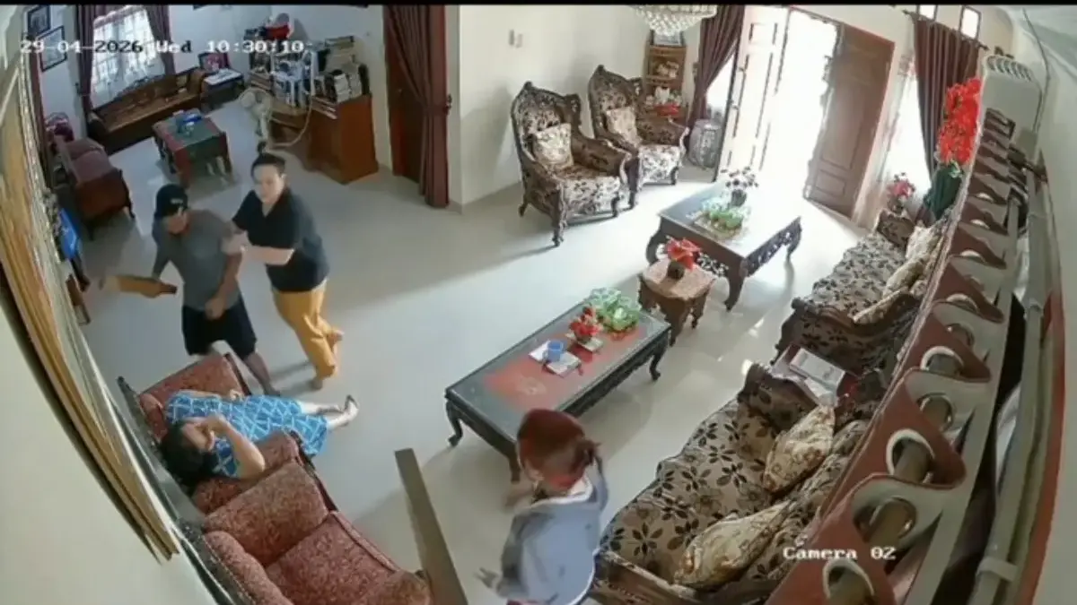 Momen lansia di Pekanbaru tewas usai dipukul berkali-kali oleh perampok terekam CCTV (tangkapan layar CCTV)