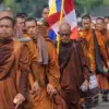 Sekelompok biksu Buddha berjalan kaki mengikuti Pawai Perdamaian 2026 di Surabaya, Jumat (15/05/2026). (AFP/ J