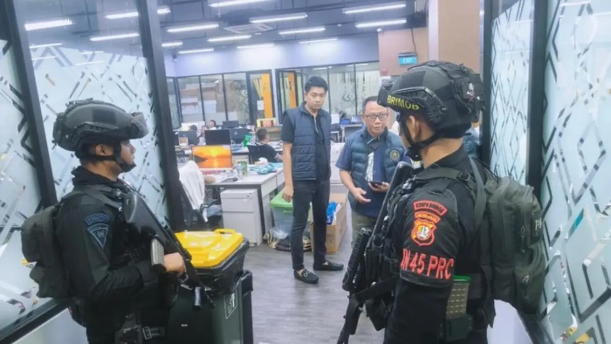 Personel Brimob Polda Metro Jaya mengamankan markas judi online dan penipuan internasional di Hayam Wuruk. (IS