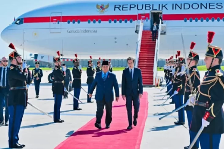 Presiden Prabowo Subianto tiba di Bandara Orly, Paris, Prancis dalam rangkaian kunjungan kenegaraan, pada Sela