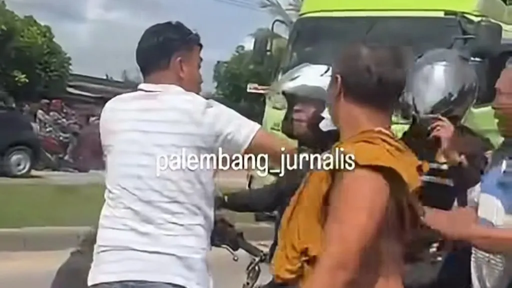 Sejumlah petugas Dishub Palembang dikepung para sopir truk karena menjadi pemicu terjadi kecelakaan beruntun.