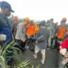 Evakuasi dua WNA Singapura yang meninggal akibat erupsi Gunung Dukono. (SAR Ternate)